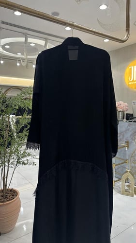 عباية نور بقماش كريب ملكي تدخيلات كريب اسود مزين ب...