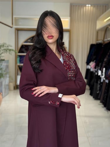 عباية مناهل بقماش كريب ايطالي بتطريز عنابي