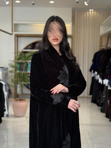 بليزر | عباية جنان بقماش مخمل مزين بورد وشك اسود