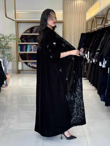 عباية مشاعل بقماش مخمل كوري بتطريز تركواز