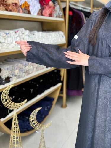 عباية رواء بقماش كريب حرير مشجر رمادي