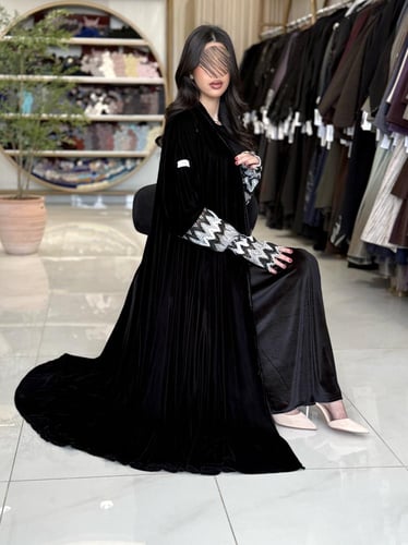 عباية ايلين بقماش مخمل كوري مع دانتل بالكم اسود