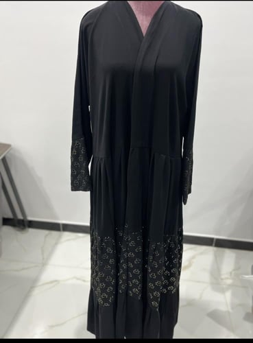 عباية روزان بقماش كريب ملكي تدخيلات شيفون مطرز