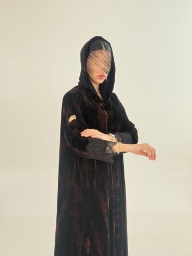 فخر بقماش مخمل كوري بطبعات بني محمر مزين بدانتل