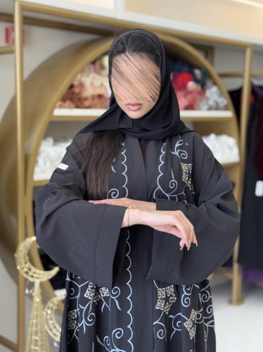 عباية مناير بقماش كريب ويفر مطرز اسود