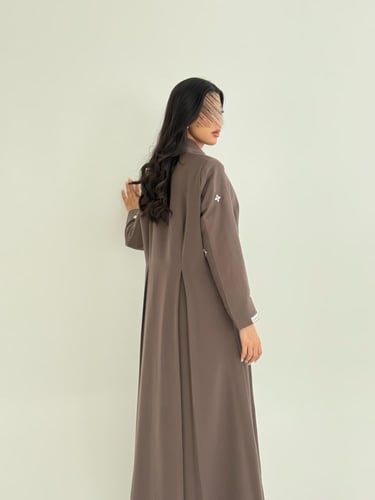 عباية سوار بليزر رسمي مزين بكسرات وشك بقماش كريب ر...