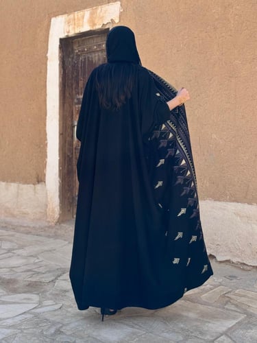 عباية ثادق بقماش كريب الاناقه مطرز