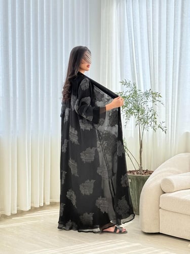 عباية اثير بقماش كريب ملكي مع شيفون مكسر بطبعات