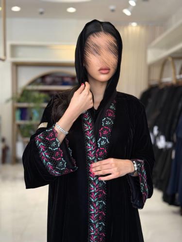 عباية غدق بقماش مخمل كوري مزين بكلفه عنابي