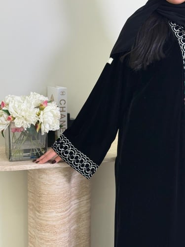 عباية روابي بقماش مخمل كوري بتطريز