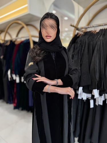 عباية ايسل بقماش كريب باربي بتدخيلات مخمل