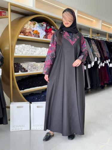 عباية رفيف بقماش كريب باربي مع اورجنزا وردي