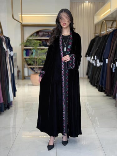 عباية غدق بقماش مخمل كوري مزين بكلفه عنابي