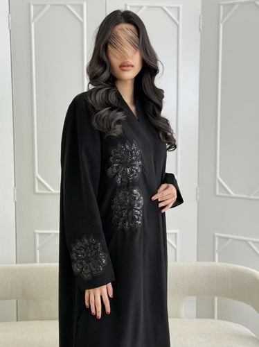 كولكشن العيد | عباية ليزا بقماش كريب رموش مزين بور...