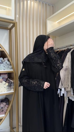 عباية علو بقماش كريب ملكي تدخيلات دانتل اسود