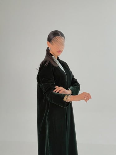 بليزر اسماء بقماش مخمل مبطن مزين بصدف زيتي