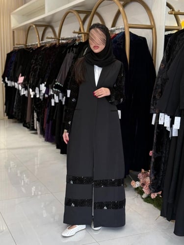 بليزر | منار بقماش كريب ايطالي مع مخمل مطرز اسود