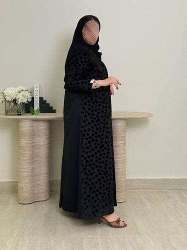 بليزر | عباية انوف بقماش كريب ايطالي مع شيفون منقط...