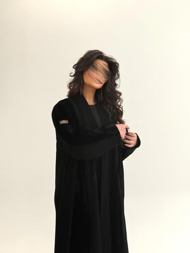 عباية سيم بقماش كريب الابداع تدخيلات مخمل بتطريز ه...