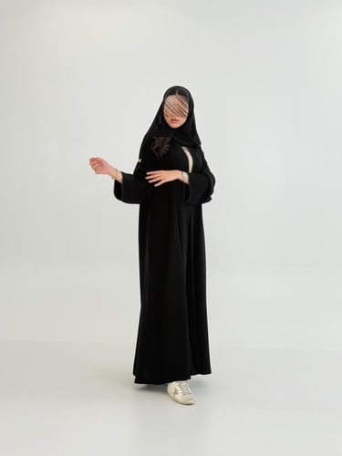 عباية لارين بقماش كريب ملكي مزين بقيطان اسود ناعمه