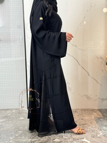 عباية اوريليا بقماش كريب رموش مزين بشك ناعم