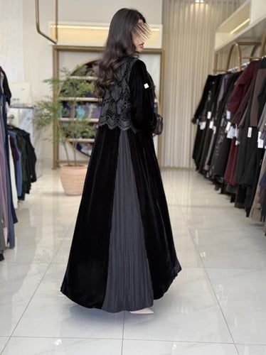 عباية لورا يقماش مخمل مع جبير بالصدر كسرات جوانب2