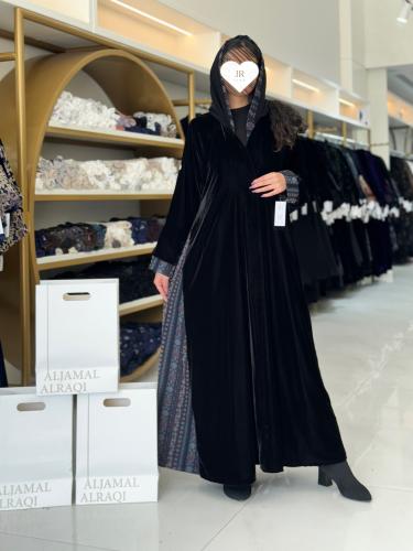 تشكيلة شتاء 2006 - عباية جود كلوش بقماش مخمل تدخيل...