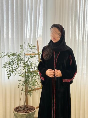 عباية فيحاء بقماش مخمل كوري تدخيلات كشميري عنابي