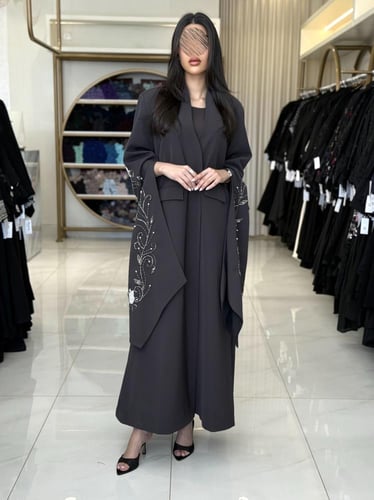 كولكشن العيد | عباية اليزابيث بقماش كريب رموش كم ف...