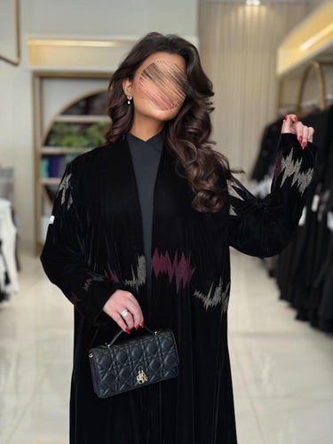 عباية إشراق بقماش مخمل كوري اسود باتطريز عنابي