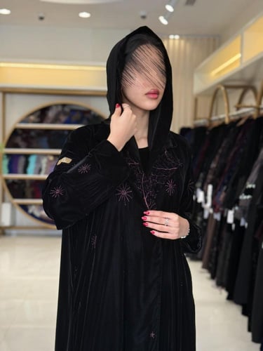 عباية مشاعل بقماش مخمل كوري بتطريز موف