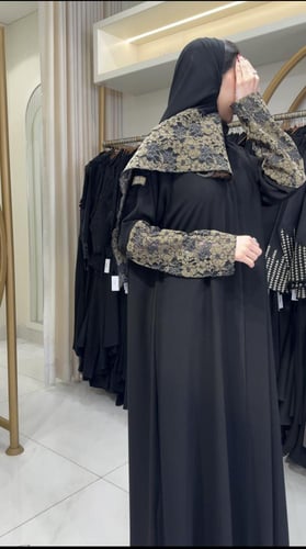 عباية علو بقماش كريب ملكي تدخيلات دانتل بيج