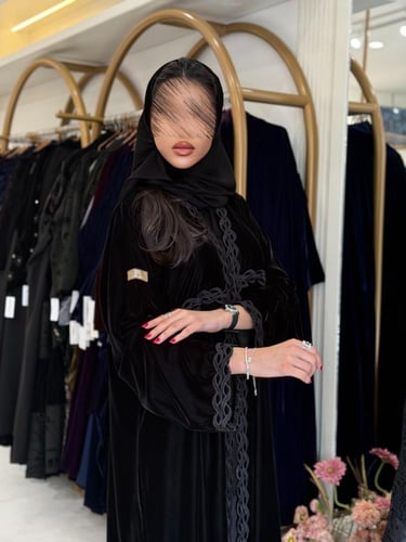 عباية اسمهان بقماش مخمل كوري مزين بكلفه فريده