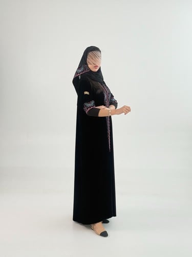 عباية حصه بقماش مخمل كوري بتطريز فراشات ملون