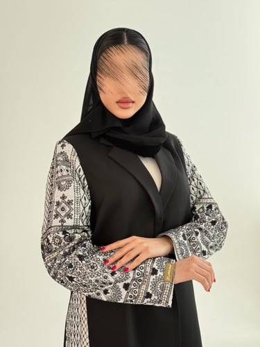 بليزر | عباية سمراء بقماش كريب ايطالي تدخيلات تطري...