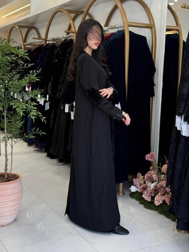 بليزر | عباية ميرلا بقماش كريب باربي تدخيلات مخمل...