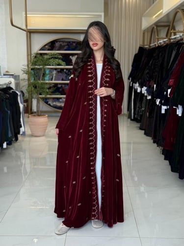 عباية اليان بقماش مخمل كوري دبل كلوش عنابي بتطريز