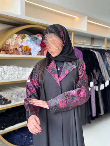 عباية رفيف بقماش كريب باربي مع اورجنزا وردي