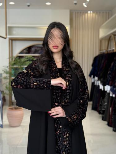 عباية غلا بقماش كريب الاناقه تدخيلات مخمل ملون