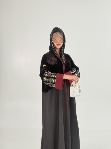 عباية غداف بقماش مخمل كوري تدخيلات كريب بلاك كم مط...