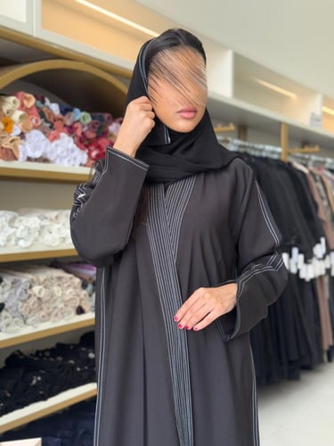 عباية بانسيه بقماش كريب باربي مزين بخيط ابيض وفتحه...