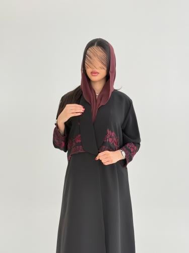 عباية صفاء بقماش كريب كوبرا بتطريز عنابي