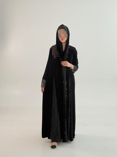 عباية روزانه بقماش مخمل كوري تدخيلات دانتل اسود 2