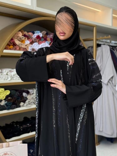 عباية رتين بقماش كريب كوبرا تدخيلات كريب مطرز ملون