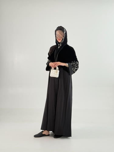 عباية غداف بقماش مخمل كوري تدخيلات كريب بلاك كم مط...