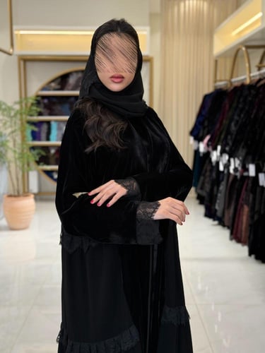 عباية رتون بقماش مخمل كوري بكسرات جوانب ودانتل