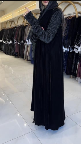 عباية فله بقماش مخمل منقط ابيض