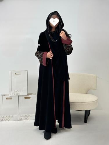 عباية غداف بقماش مخمل كوري تدخيلات كريب بلاك كم مط...