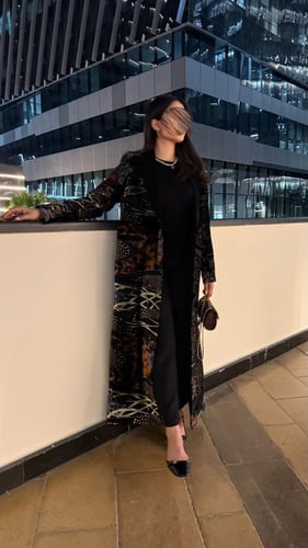 بليزر | عباية فروق بقماش كريب رموش مع شيفون مخمل م...