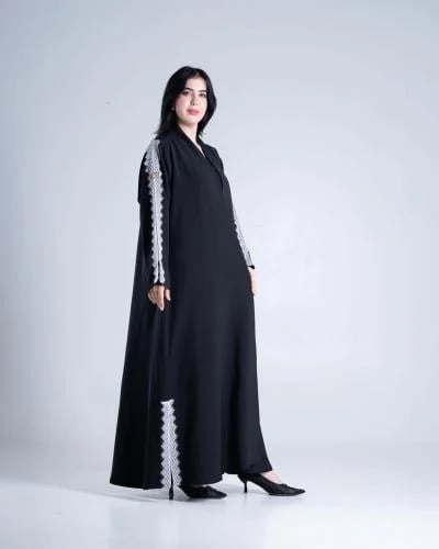 عباية ليلى بقماش روزا مع دانتل ابيض